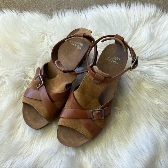 Dansko Tan Suede Buckle Strap Ankle Strap Open Toe Block Heels - Picture 1 of 7